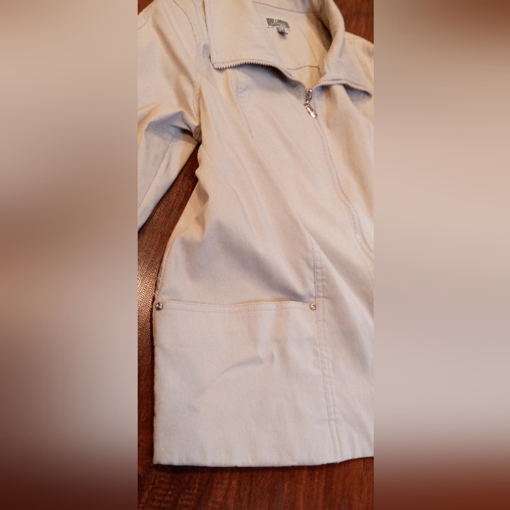 Women's Jacket - Picture 2 of 8